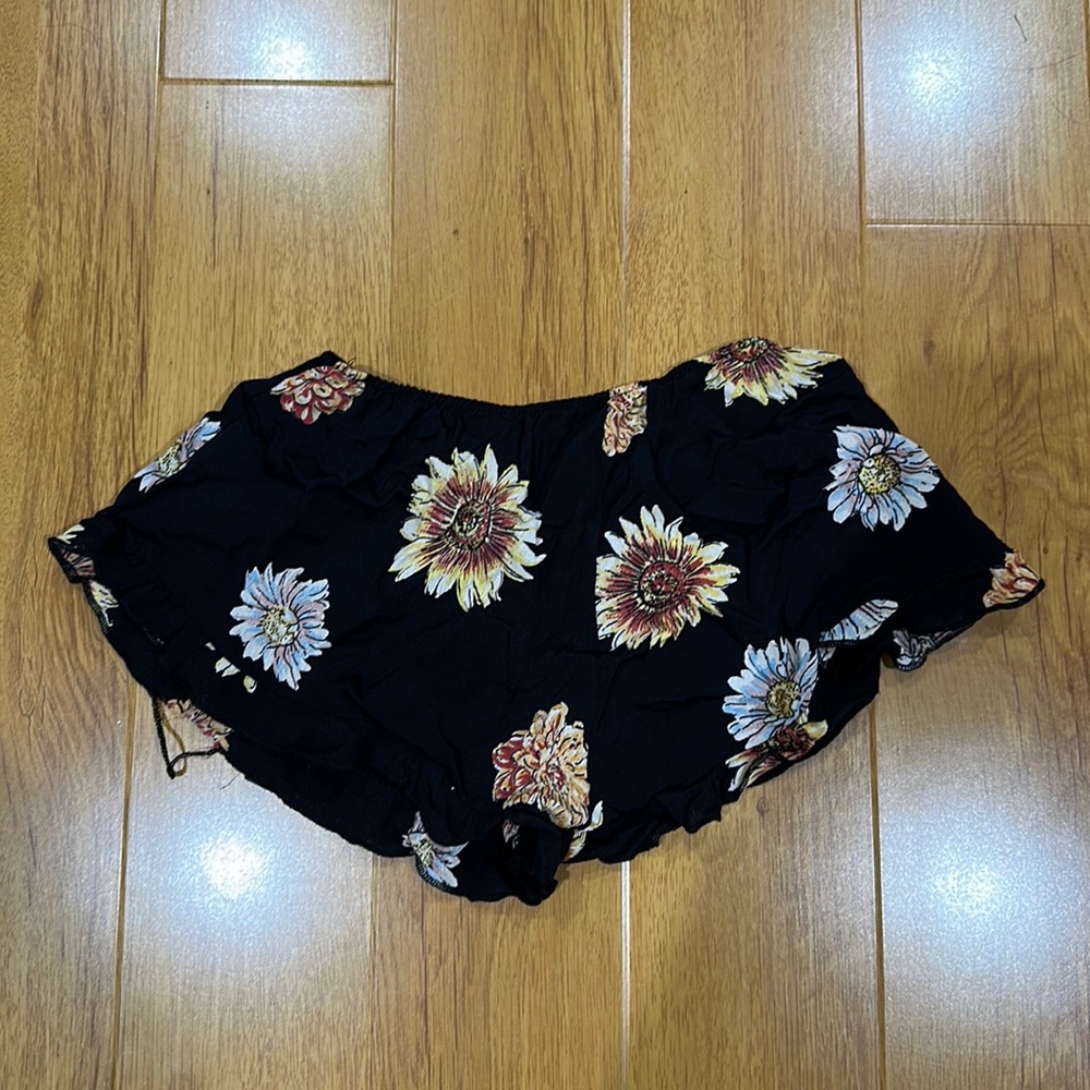 Brandy Melville ruffle shorts